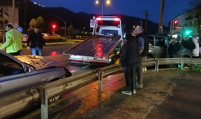 Karamürsel’de feci kaza! 3 kişi yaralandı!