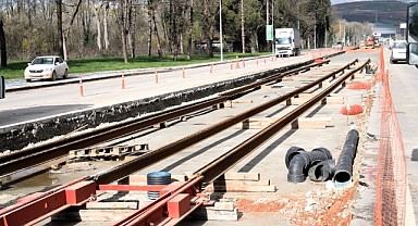 Kartepe Tramvayı’nda ilk ray yerleştirdi