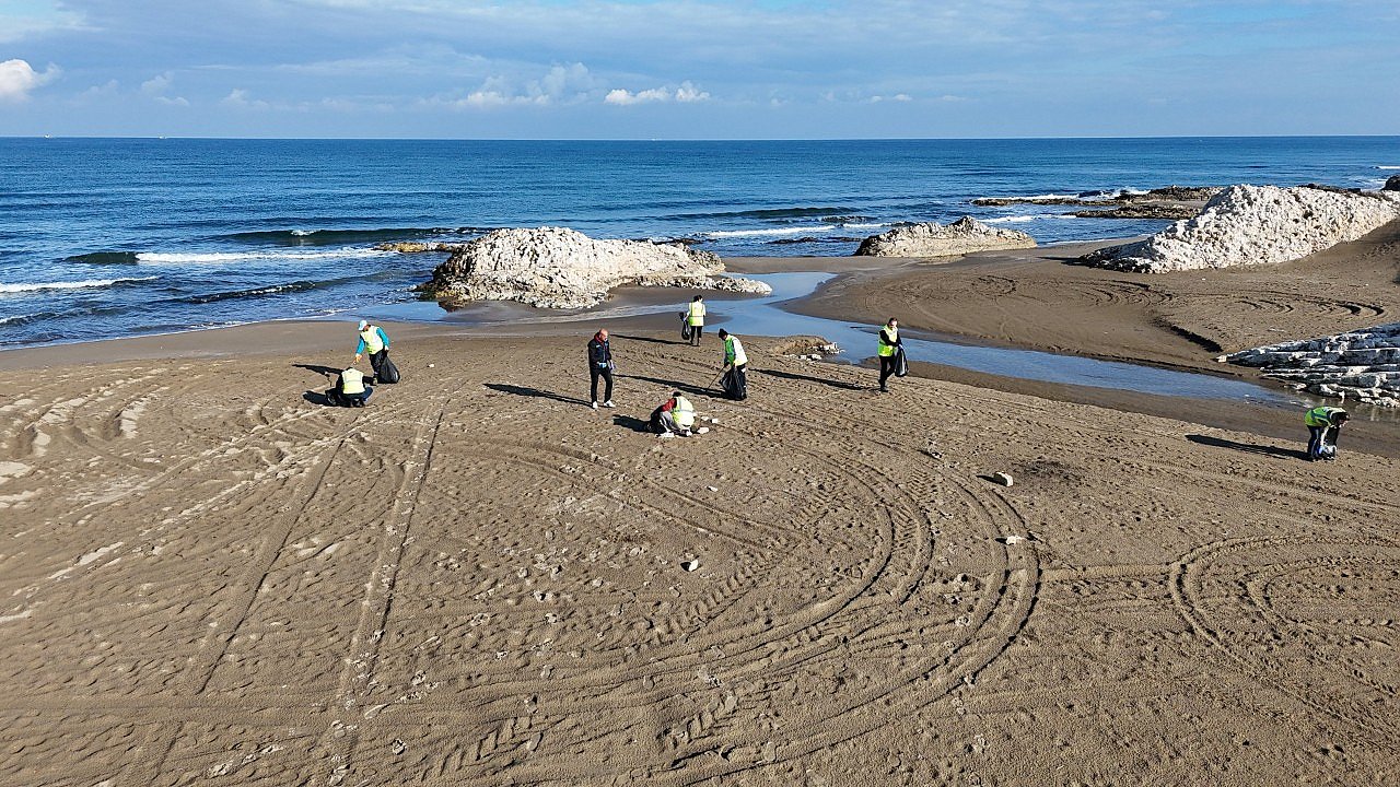 Kıyılar, çöplerden arındırılıyor