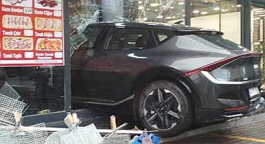 Kontrolden çıkan araç şarküteriye daldı!