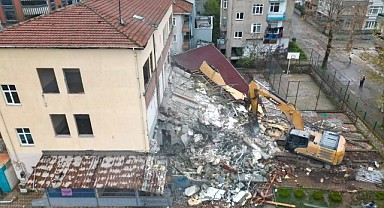 Körfez'de riskli bina yıkıldı