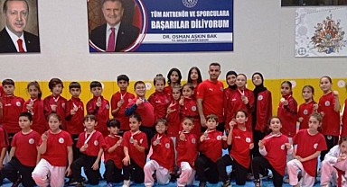 Körfez’in genç ve minik karatecileri 23 madalya aldı