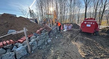 Mezarlıklara taş duvar inşa ediliyor