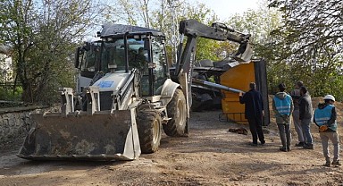 Mıcır yüklü kamyon devrildi, sürücü bayıldı!