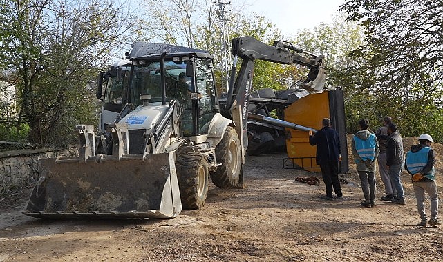 Mıcır yüklü kamyon devrildi, sürücü bayıldı!