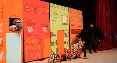 Minikler Renkli Çoraplı Kuzgun’u çok sevdi