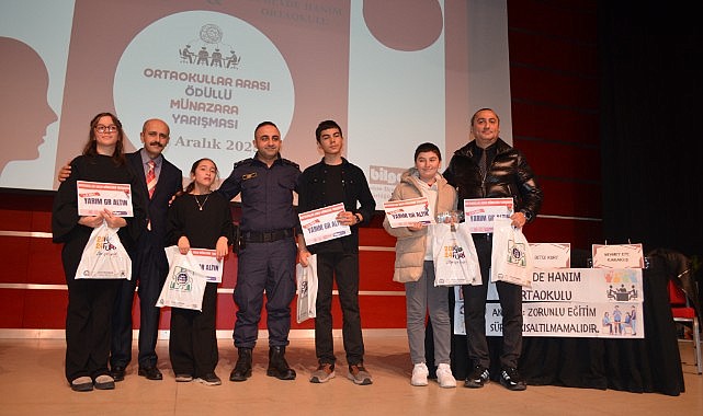 Öğrencilerin münazara yarışması ilgi gördü