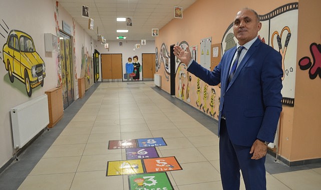 Okul duvarına çizilen resimler öğrencilere ışık oluyor!