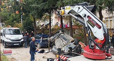 Otomobil cipe çarptı! 3 kişi yaralandı