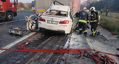 Otomobiliyle tırın altına giren genç öldü!