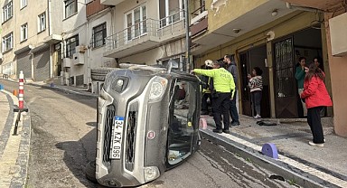 Park halinde hareket eden araç duvara çarpıp devrildi!