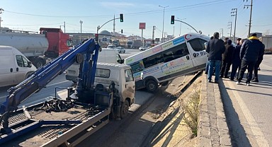 Park halindeki minibüs asılı kaldı!