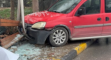 Park halindeyken hareket eden araç otobüs durağına çarptı
