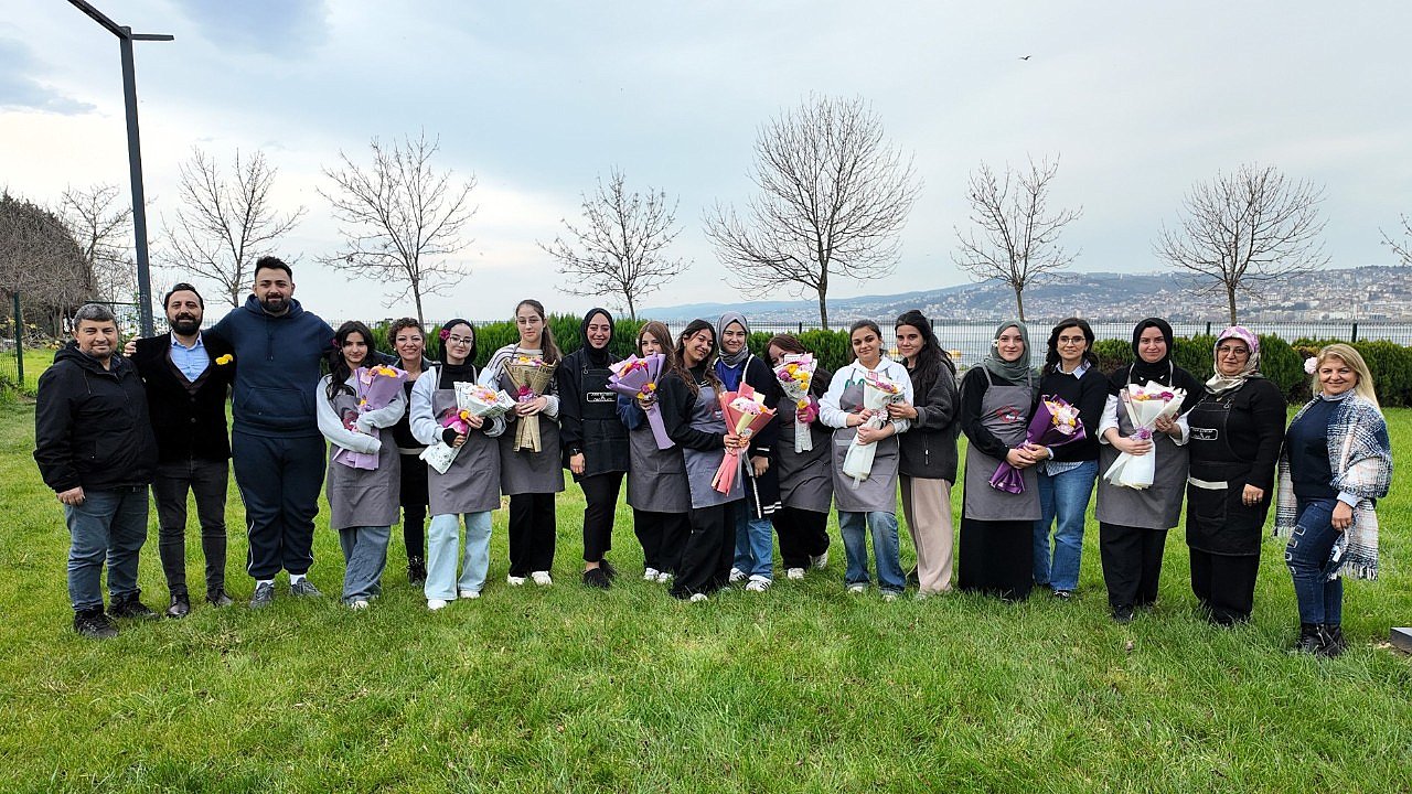 Rengarenk çiçekler, Beyaz Kalplerde yeniden açtı