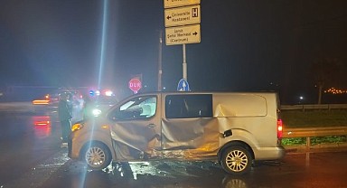 Ticari araç otomobille çarpıştı! 3 kişi yaralandı