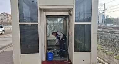 Üst geçit asansörleri temizleniyor
