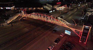 Üst geçitler kadına şiddete dikkat çekmek için turuncu renkte ışıklandırıldı