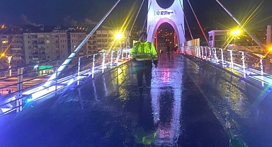 Üst geçitlerde buzlanmaya karşı tedbir alınıyor