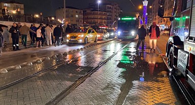 Yolun karşına geçmek istedi! Tramvayın altında kaldı!