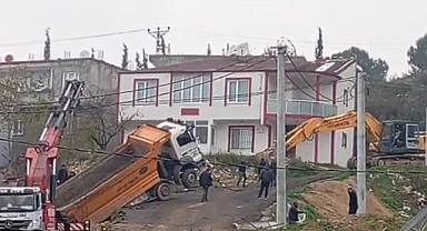 Yük boşaltan kamyon askıda kaldı!