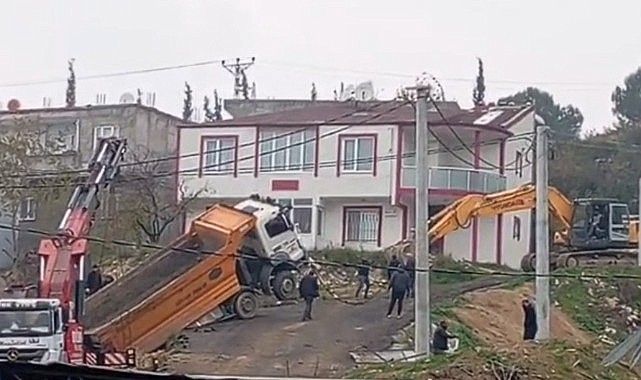 Yük boşaltan kamyon askıda kaldı!