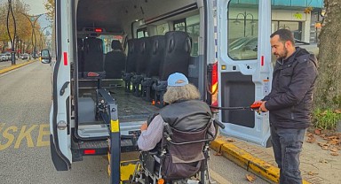 Zabıta ekipleri engelli vatandaşın yardımına koştu