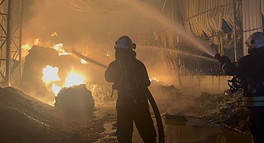 Atık naylon deposu cayır cayır yandı!