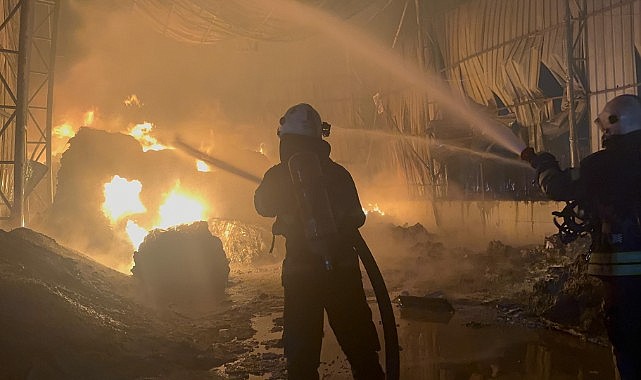 Atık naylon deposu cayır cayır yandı!