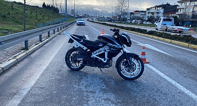 Çevirmeden kaçan motosikletli polise çarptı!