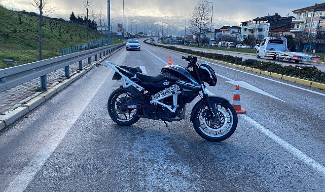 Çevirmeden kaçan motosikletli polise çarptı!