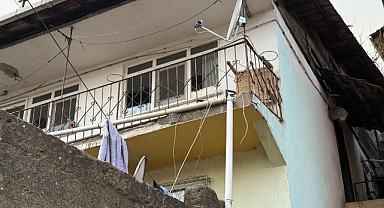 Duvarda oluşan çatlaklar panik yarattı!