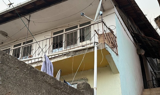 Duvarda oluşan çatlaklar panik yarattı!