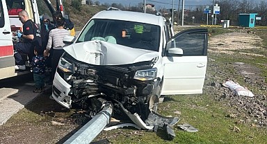 Elektrik direğine çarpan sürücü ağır yaralandı!