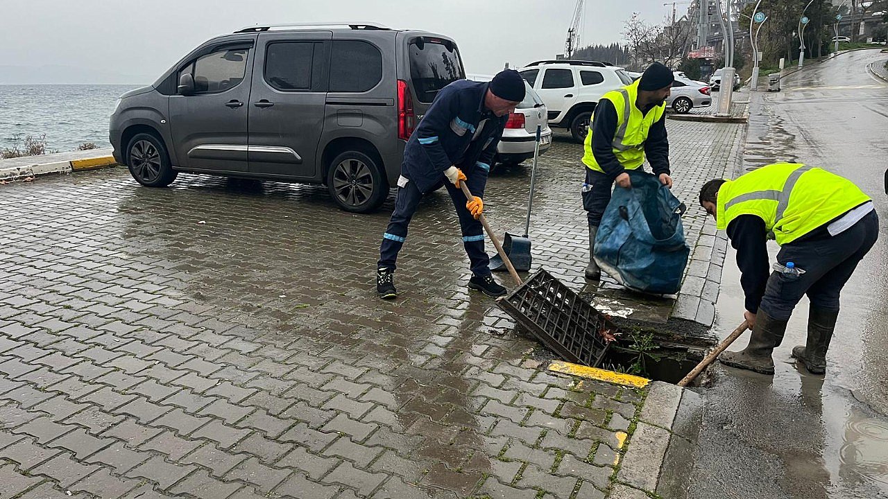 Fırtına sonrası her yer temizleniyor