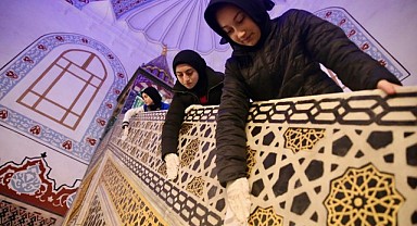 Gönüllü gençler, cami temizliği yaptı