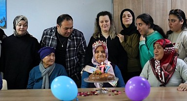 İlk doğum gününü 77 yaşında kutladı