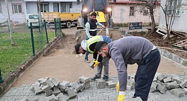 İstasyon Mahallesi’nde parke serimi yapılıyor