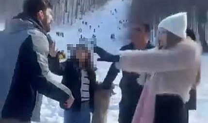 Kadın ve çocukların yanında saldırdılar!