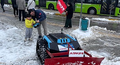 Kaldırımlar robotik araçlarla kardan temizleniyor