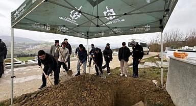 Kimsesiz vatandaşı öğrenciler defnetti