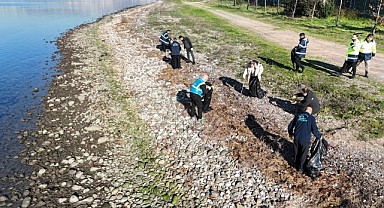 Kocaeli’nin kıyılarnı “Mavi Takım” temizledi
