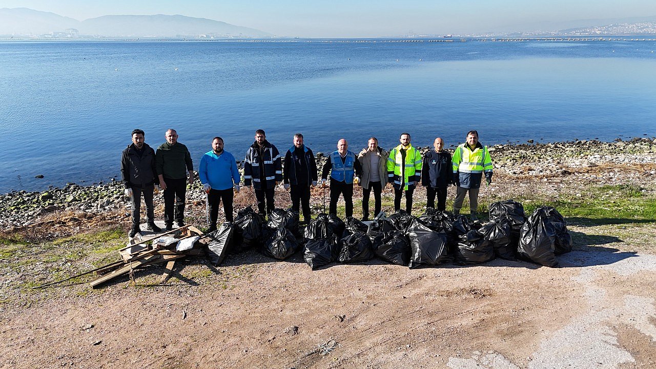 Kocaeli’nin kıyılarnı “Mavi Takım” temizledi