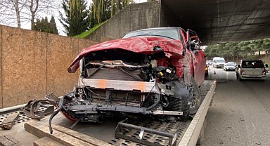 Köprü ayağına çarpan sürücü yaralandı!