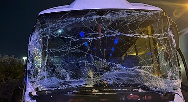 Servis minibüsü tıra çarptı! 6 yaralı var