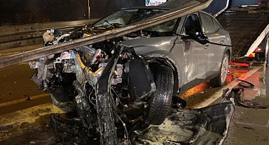 Ters yola giren araç, bariyere saplandı!