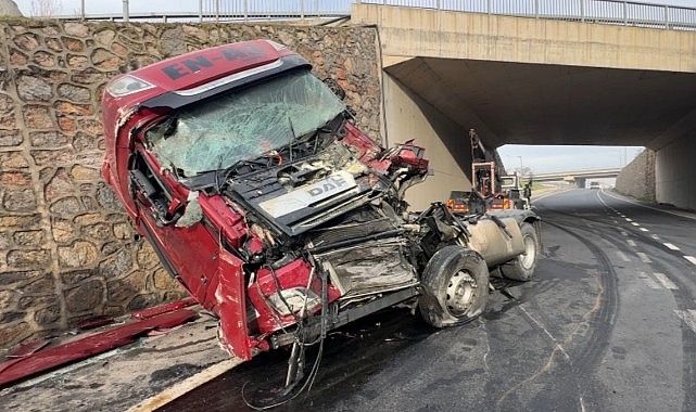 Tır istinat duvarına çarptı! Sürücü ağır yaralandı