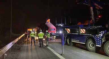 Tıra arkadan çarpan sürücü kabinde sıkıştı!