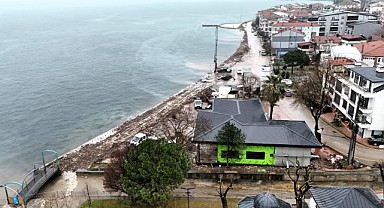 Ulaşlı sahiline dalga kırıcı set inşa ediliyor