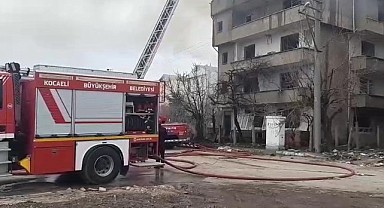 Yıkımı süren binanın çatı katında yangın çıktı