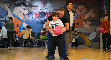 Bowling turnuvasında dostluk kazandı